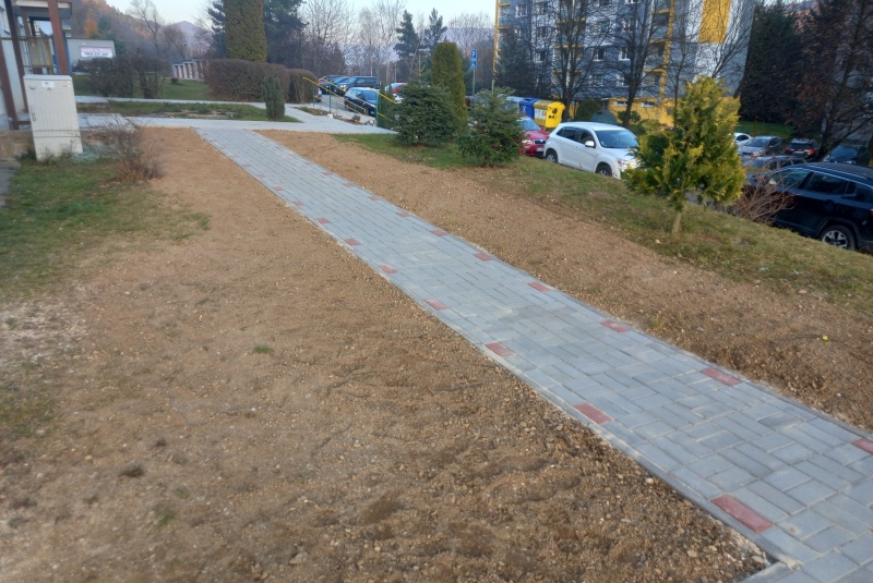 Referencie / Oprava a úprava spevnených plôch priľahlých k odstavnej ploche - ulica Záhradná v  Gelnici				 - foto